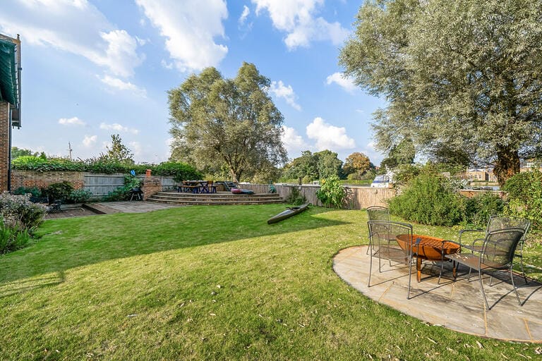 5 bedroom Riverside Home image 37