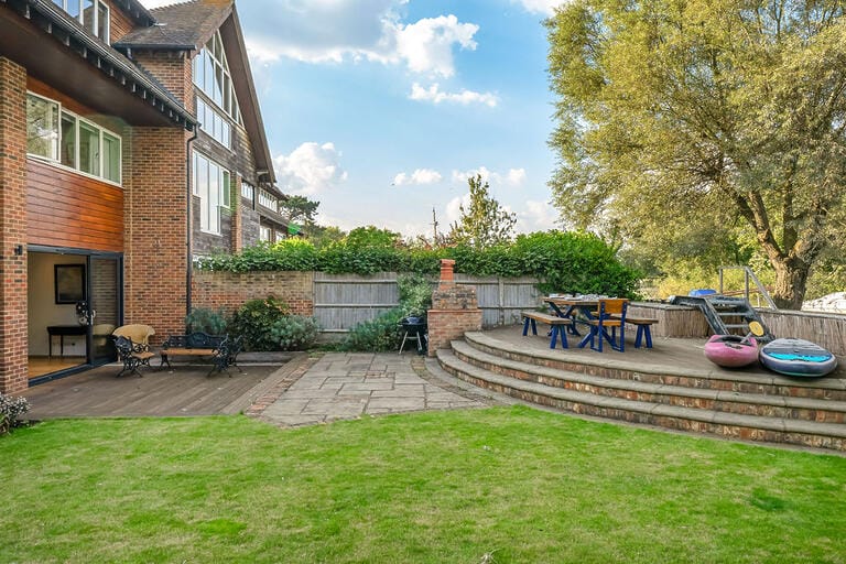 5 bedroom Riverside Home image 38