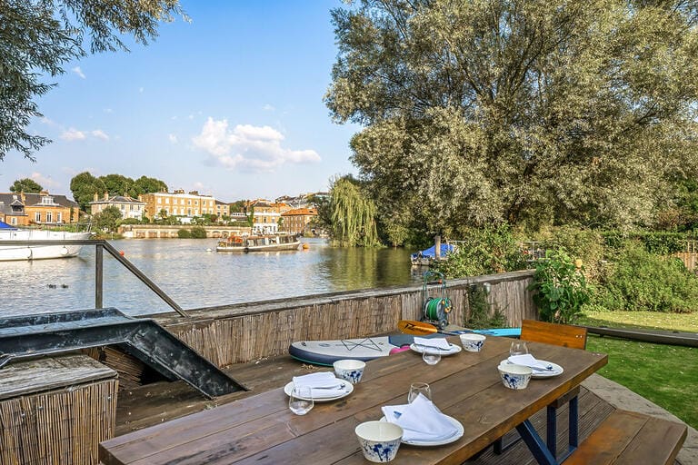 5 bedroom Riverside Home image 40