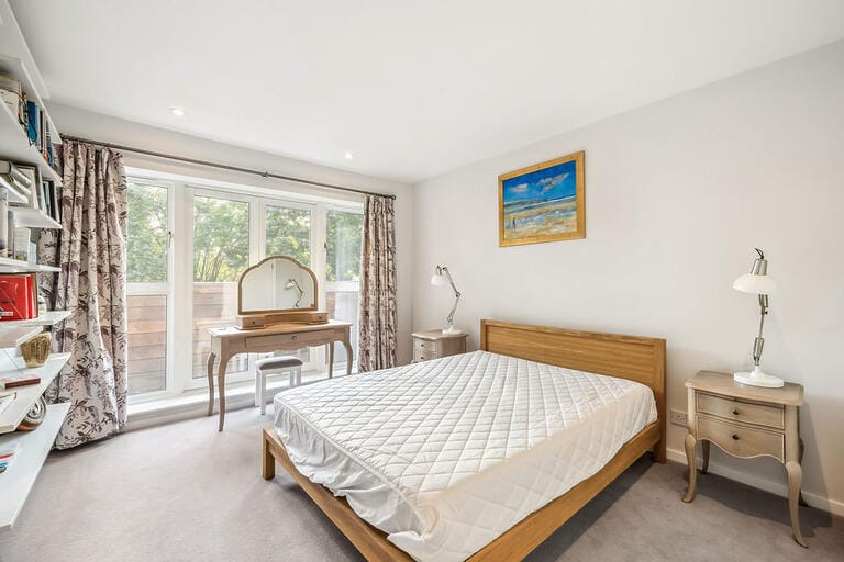 5 bedroom Riverside Home image 15