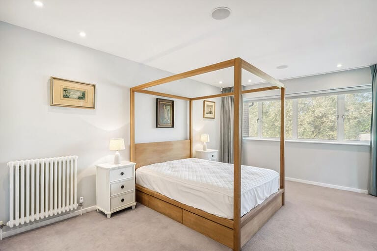 5 bedroom Riverside Home image 16