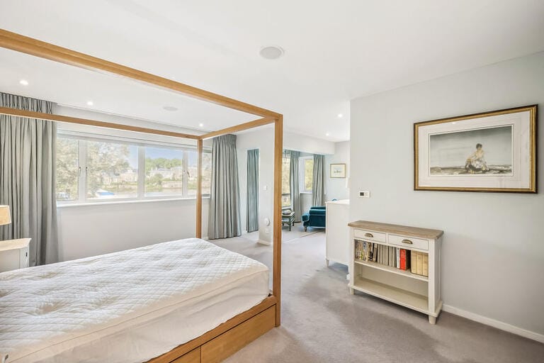 5 bedroom Riverside Home image 17