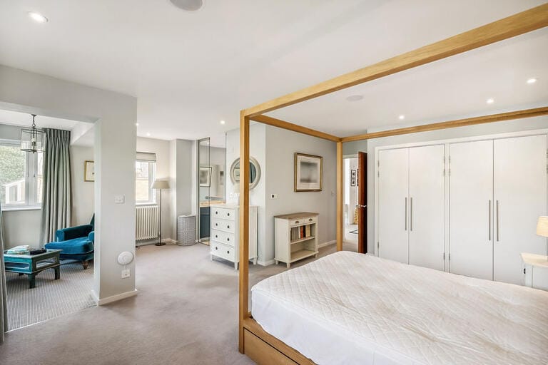 5 bedroom Riverside Home image 18