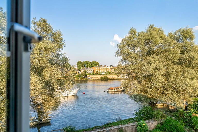5 bedroom Riverside Home image 3