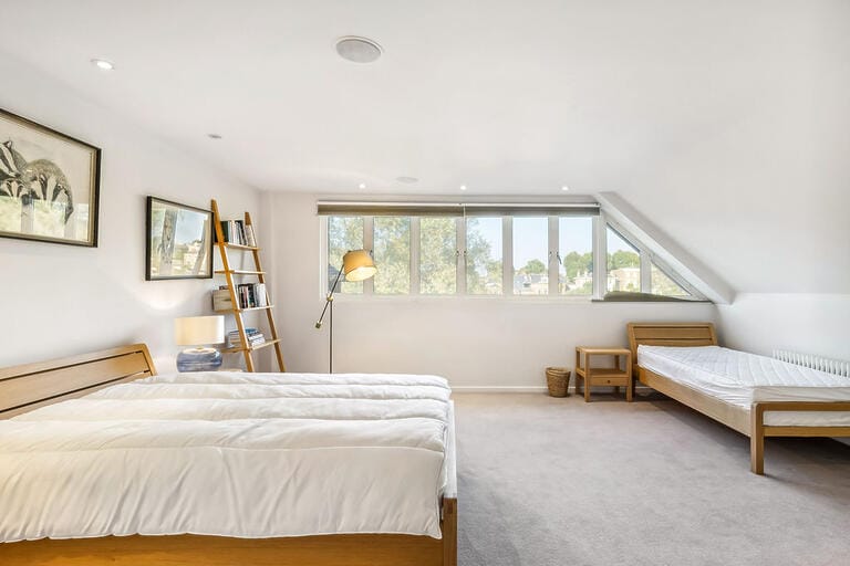5 bedroom Riverside Home image 21