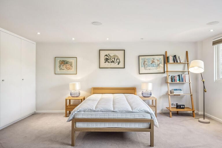 5 bedroom Riverside Home image 22