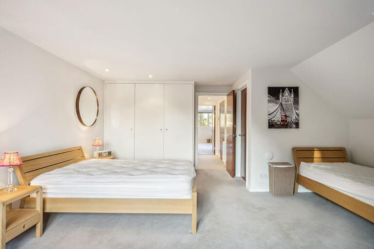 5 bedroom Riverside Home image 24