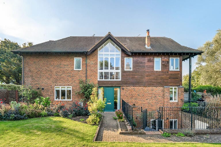 5 bedroom Riverside Home image 1