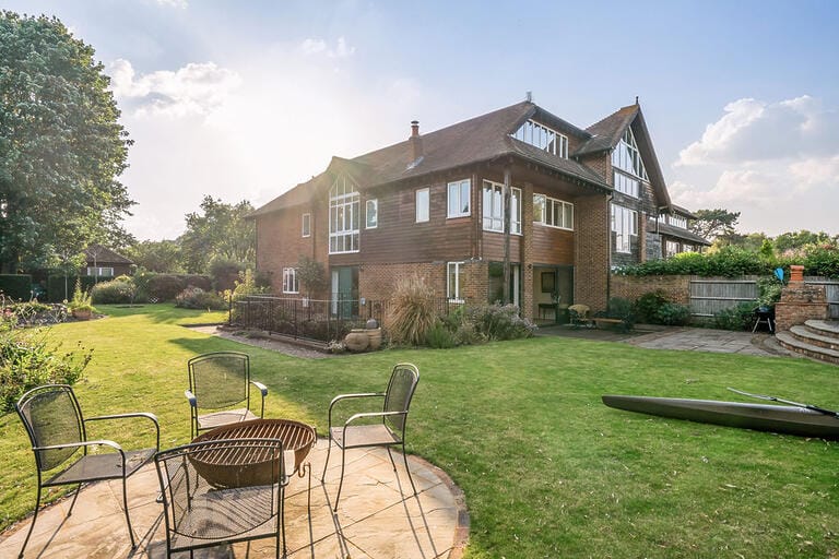 5 bedroom Riverside Home image 2