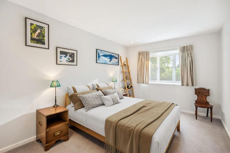 5 bedroom Riverside Home image 27