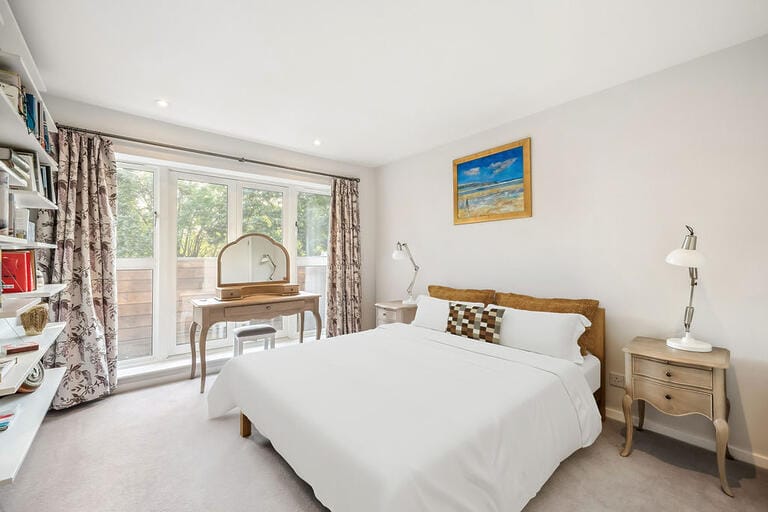 5 bedroom Riverside Home image 28