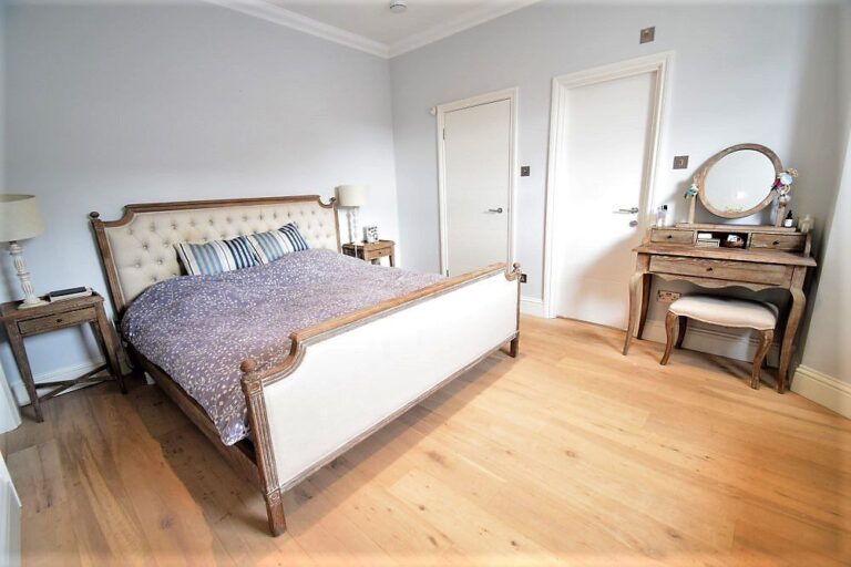 Contemporary Family Home image 9