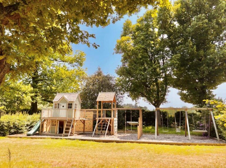 Large Detached House in Surrey image 51