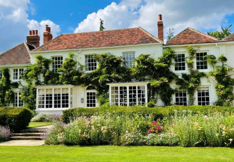 Large Detached House in Surrey image 54