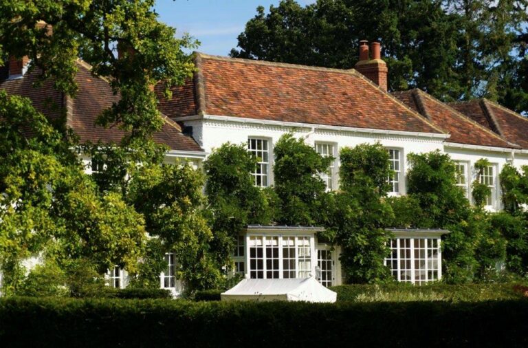 Large Detached House in Surrey image 53