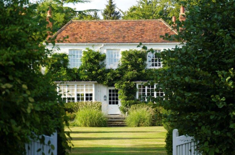 Large Detached House in Surrey image 56