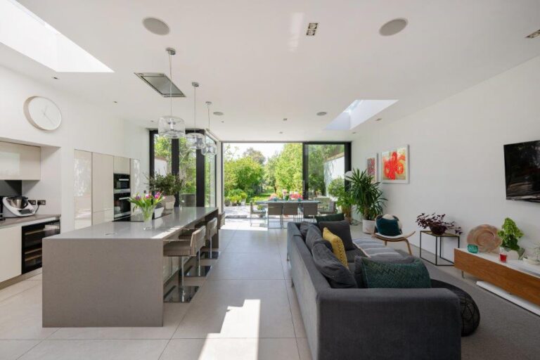 Modern Riverside Property in Chiswick image 4