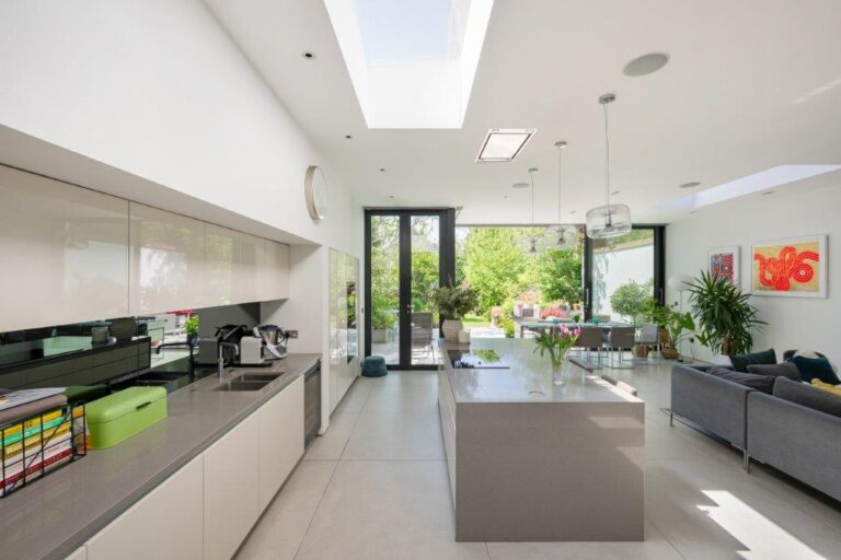 Modern Riverside Property in Chiswick image 5
