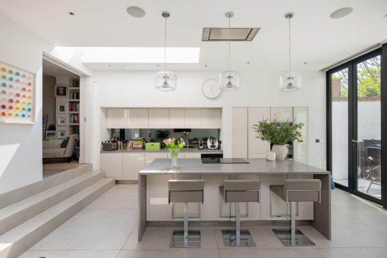Modern Riverside Property in Chiswick image 2