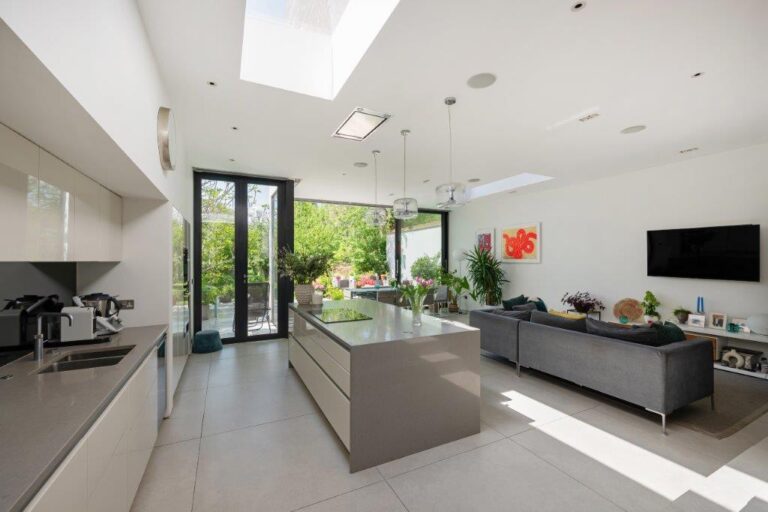Modern Riverside Property in Chiswick image 3