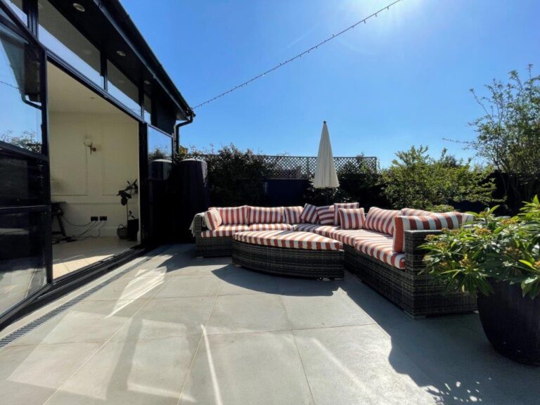 Stunning 4 Bedroom Home image 60
