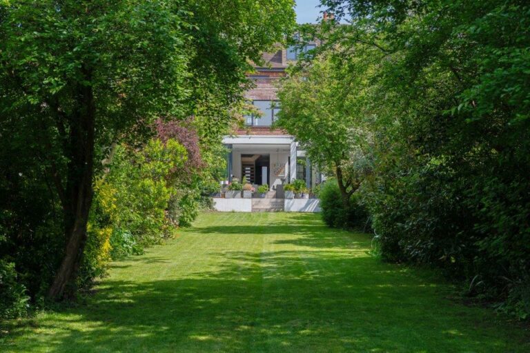 Modern Riverside Property in Chiswick image 24