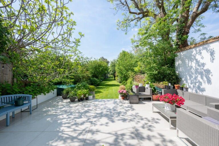 Modern Riverside Property in Chiswick image 17