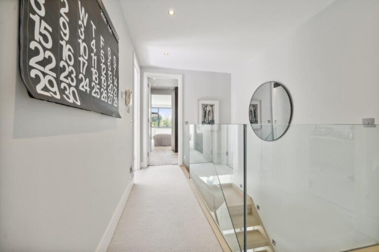 Modern Riverside Property in Chiswick image 13