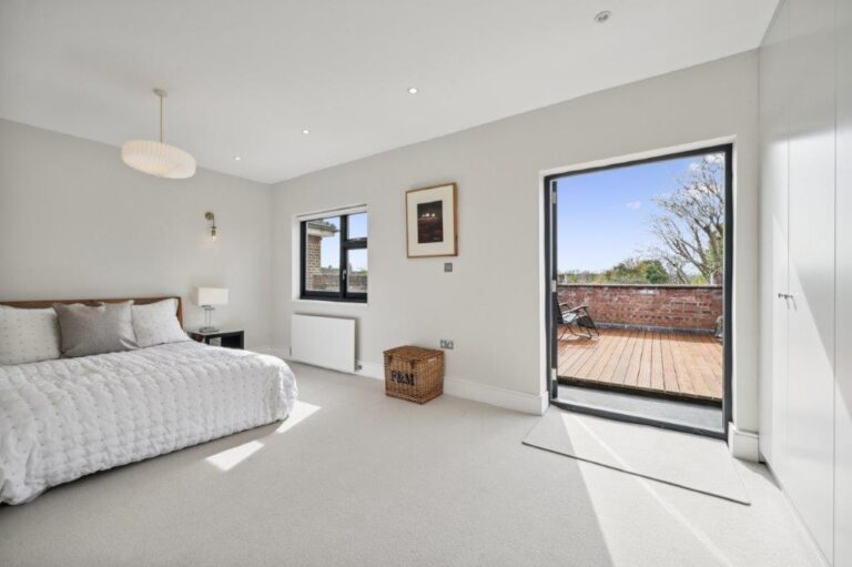 Modern Riverside Property in Chiswick image 14