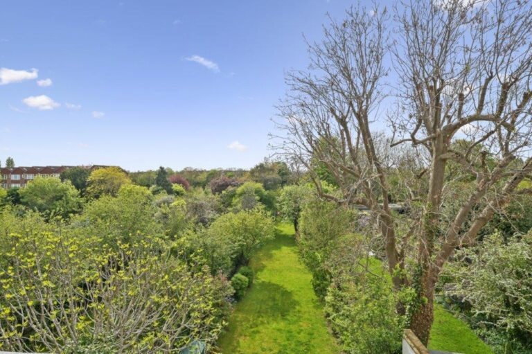 Modern Riverside Property in Chiswick image 22