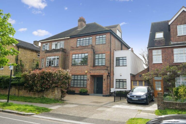 Modern Riverside Property in Chiswick image 23