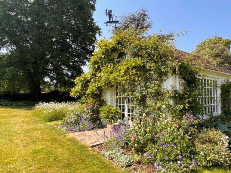 Large Detached House in Surrey image 39