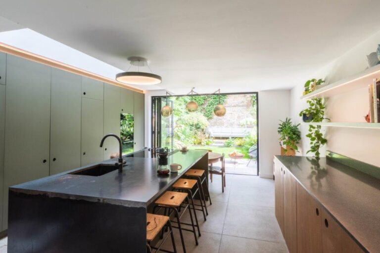 North London Terraced House image 6