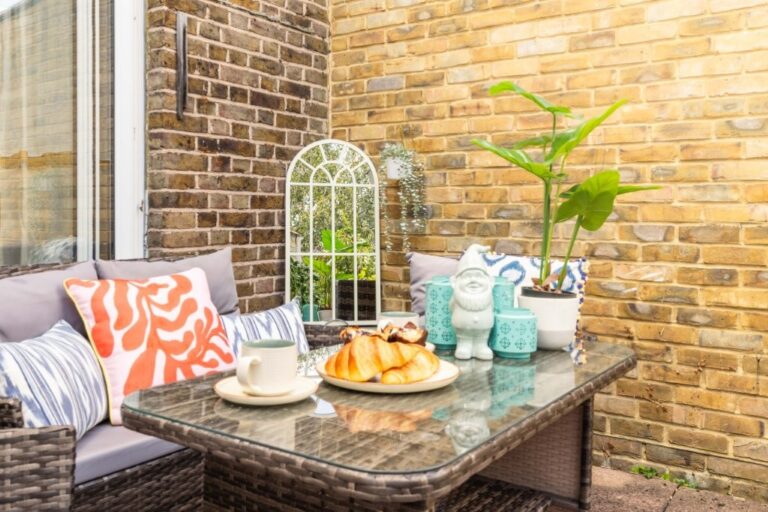 Stylish Ealing Garden Flat image 18