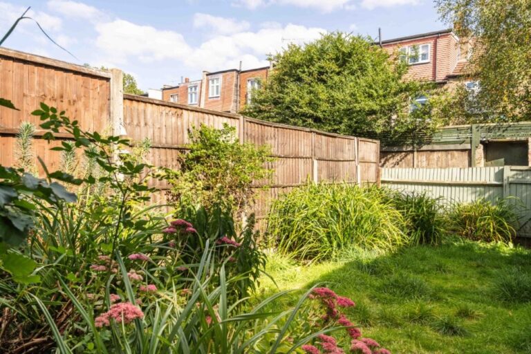 Stylish Ealing Garden Flat image 21