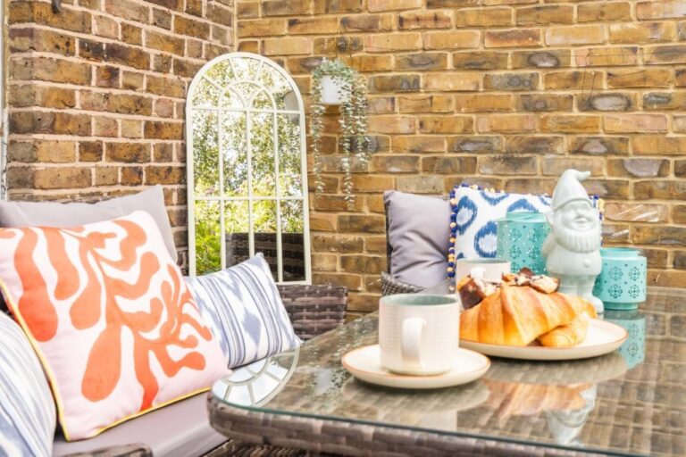 Stylish Ealing Garden Flat image 19