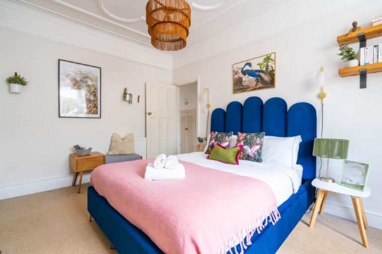 Stylish Ealing Garden Flat image 13
