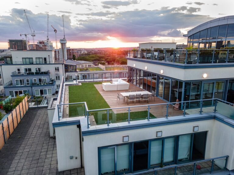 Luxury Penthouse – Large Balcony image 3