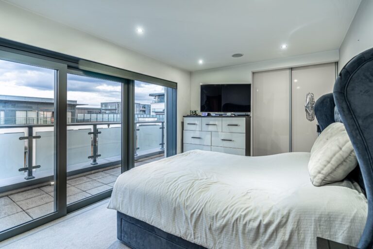 Luxury Penthouse – Large Balcony image 14