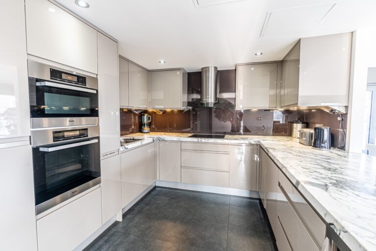 Luxury Penthouse – Large Balcony image 9
