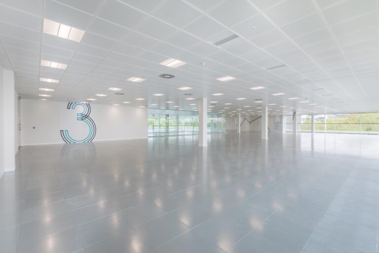 High spec Office building image 3