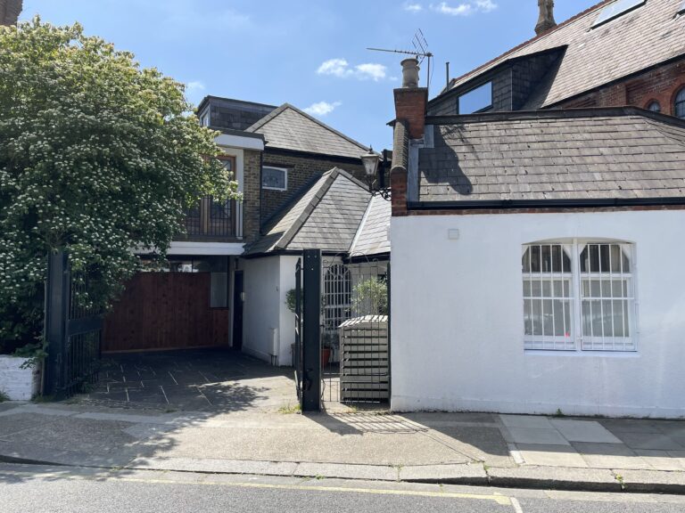 Charming Vestry Home in North West London image 9