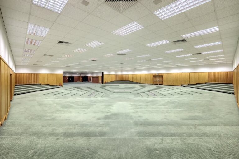 Large Meeting Hall Open Space image 10
