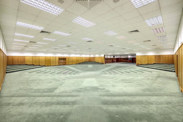 Large Meeting Hall Open Space image 11