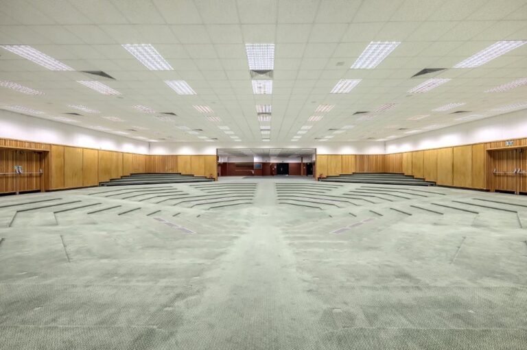 Large Meeting Hall Open Space image 12