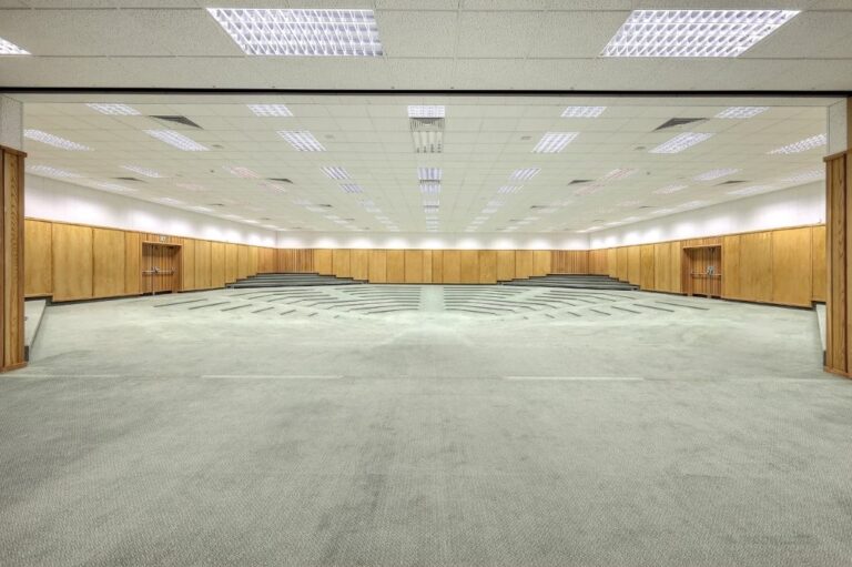 Large Meeting Hall Open Space image 14