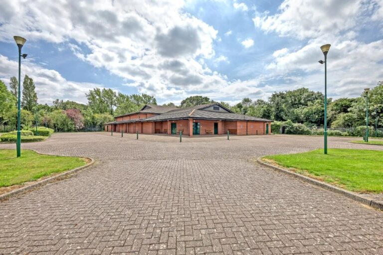 Large Meeting Hall Open Space image 21