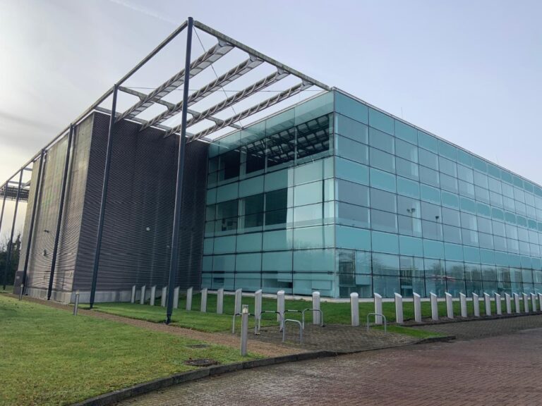 High spec Office building image 1
