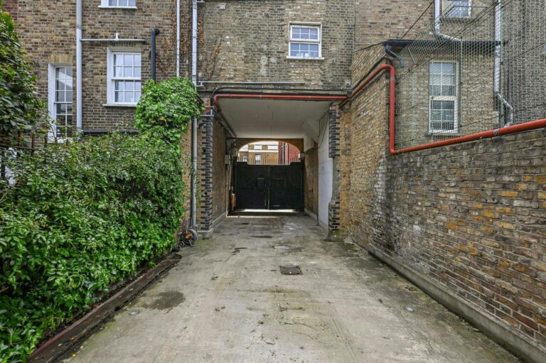 Converted Stables in the Heart of Shoreditch image 14