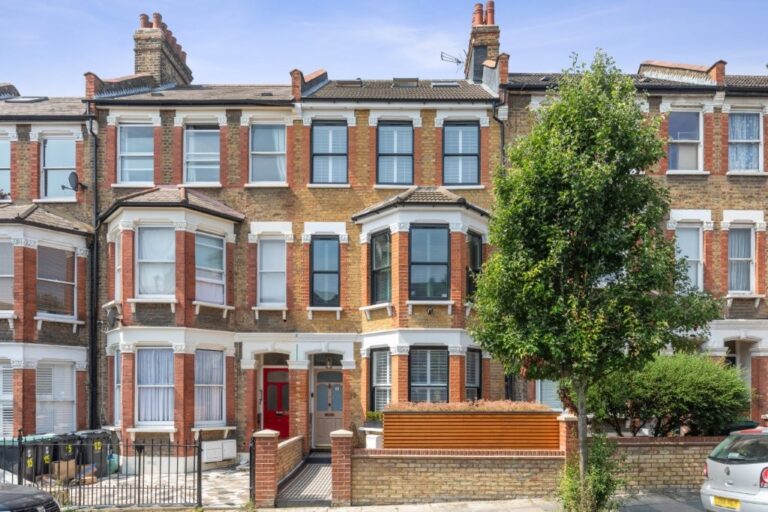 Stunning 4 Storey Victorian Terraced House image 1